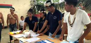Delegados del organismo electoral de Pastaza y de las comunidades huaorani explican el procedimiento para los comicios del 24 de marzo.