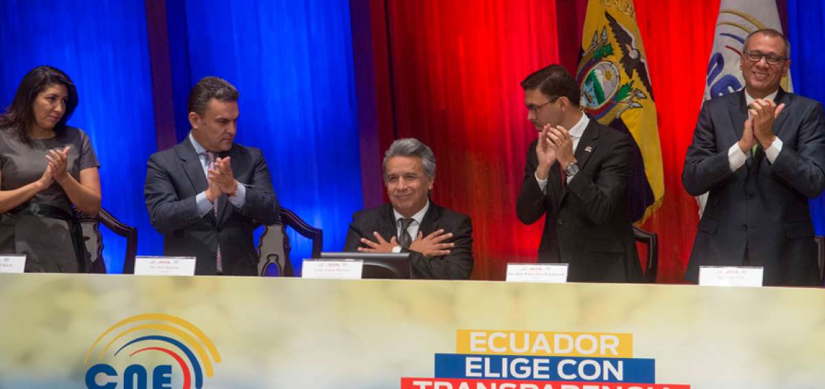Juan Pablo Pozo, presidente del CNE, fue el encargado de entregar el documento a Len&iacute;n Moreno, y Nubia Villac&iacute;s, vicepresidenta del organismo, a Jorge Glas.