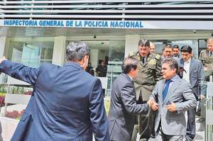 El ministro Serrano con la c&uacute;pula policial en el edificio de la Inspector&iacute;a, donde fue el anuncio. Foto: Miguel Jim&eacute;nez | El Tel&eacute;grafo