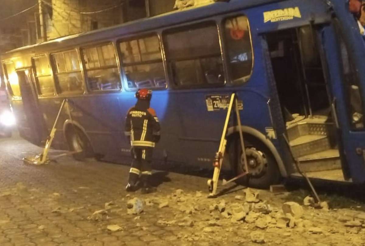 El bus impact&oacute; contra una vivienda y caus&oacute; la muerte de un joven de 27 a&ntilde;os.