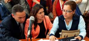 La fiscal Elizabeth Valaero (d) present&oacute;, entre otras evidencias, varios testigos y documentos varios.