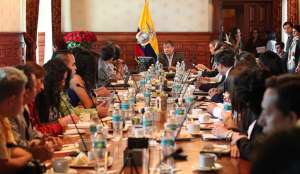 El presidente Rafael Correa se re&uacute;ne con representantes de organizaciones GLBTI. Foto: Tomada de la cuenta de Flickr de la Presidencia