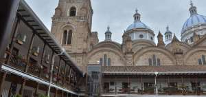 La belleza y el encanto natural de la Catedral de La Inmaculada atrae a miles de turistas durante todo el a&ntilde;o. Este monumento es uno de los principales &iacute;conos del centro de la capital azuaya y est&aacute; abierto a los visitantes durante todo el d&iacute;a.