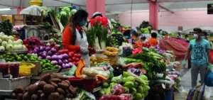 Empresas privadas se unen en la desinfecci&oacute;n de los mercados de Quito