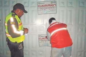 La Polic&iacute;a y t&eacute;cnicos de Agrocalidad clausuraron un camal que funcionaba dentro de una vivienda urbana y en condiciones insalubres. Elizabeth Maggi / para El Tel&eacute;grafo