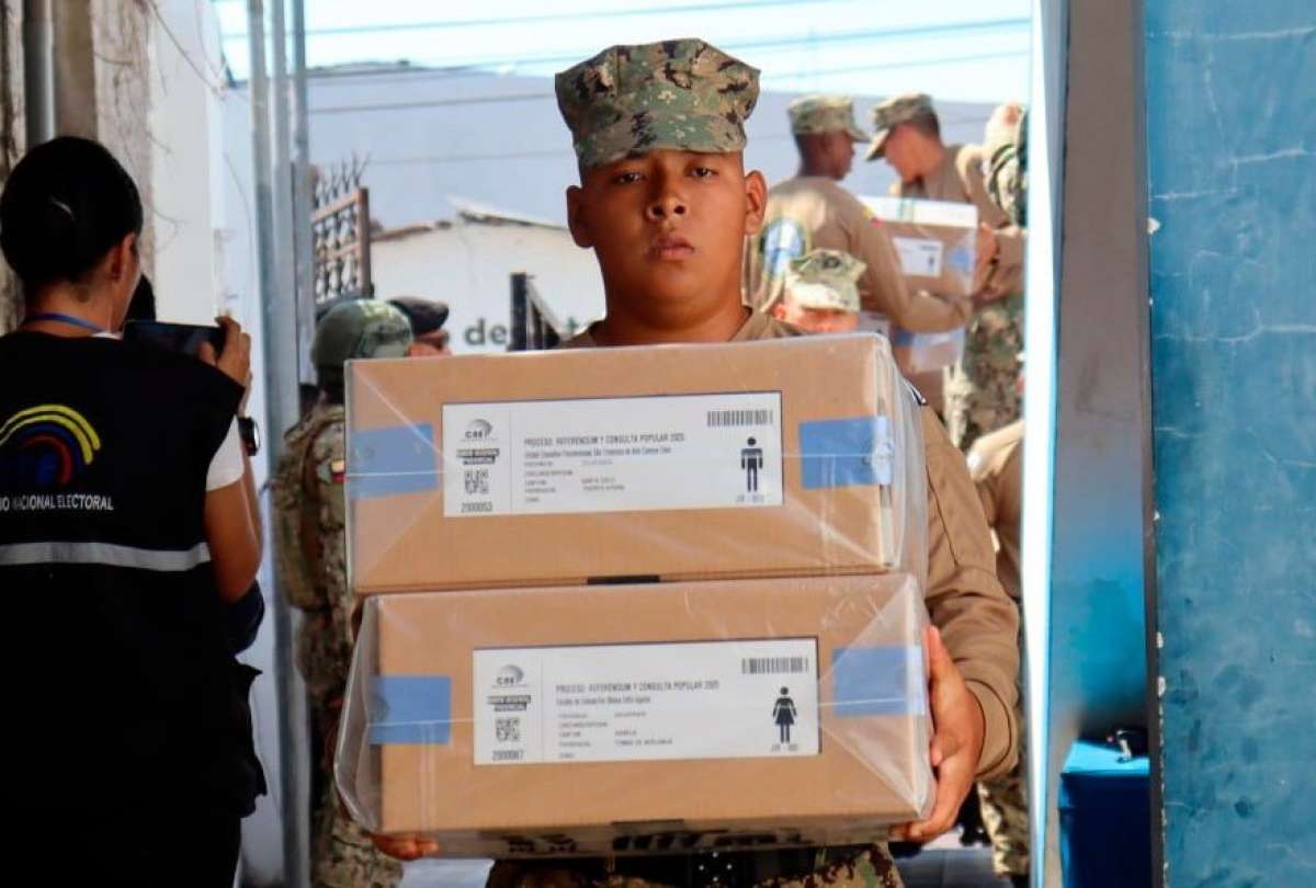 Referéndum y Consulta Popular 2025: seis provincias ya recibieron paquetes electorales bajo custodia militar