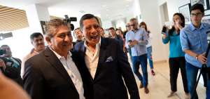 Jaime Estrada (izq.), dirigente del Manta F&uacute;tbol Club, y Carlos Villac&iacute;s, presidente de la Federaci&oacute;n Ecuatoriana de F&uacute;tbol, antes de la reuni&oacute;n que tuvieron ayer los dirigentes de los equipos en Manta.