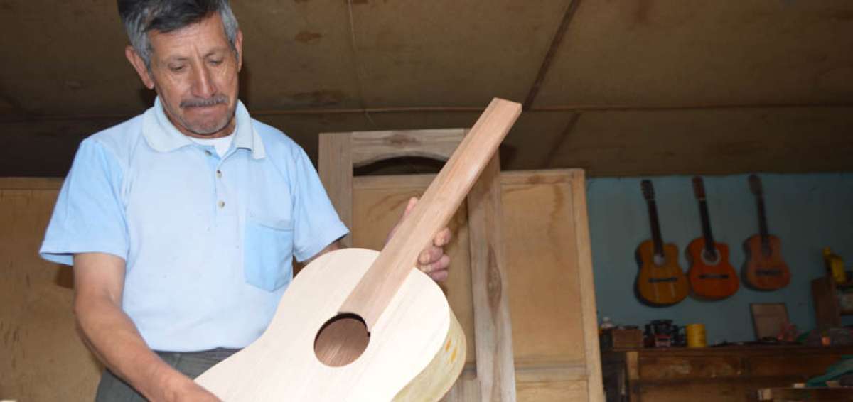 Con mucha habilidad este artesano elabora instrumentos musicales de cuerda. En su modesto taller se dedica desde muy temprano a darles forma a sus creaciones.