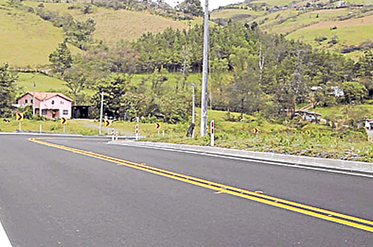 La v&iacute;a comenz&oacute; su reconstrucci&oacute;n en septiembre del 2011 y unir&aacute; varios sectores del Ca&ntilde;ar y el Guayas. Foto: Cortes&iacute;a