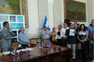 En el sal&oacute;n principal de la Gobernaci&oacute;n del Guayas se hizo la entrega de un manifiesto.