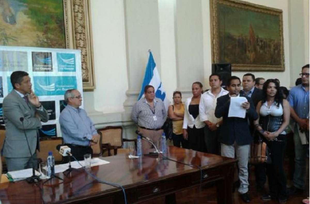 En el sal&oacute;n principal de la Gobernaci&oacute;n del Guayas se hizo la entrega de un manifiesto.