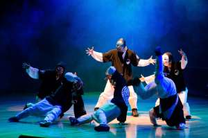 Break dance y Airang conformaron una presentaci&oacute;n en que lo urbano se fundi&oacute; con la m&uacute;sica tradicional del sur asi&aacute;tico, en el evento &iexcl;Hola Ecuador!. Cortes&iacute;a culturaypatrimonio.gob.ec