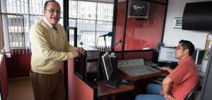 El director de Ecuadorinmediato.com, Francisco Herrera, en las oficinas del medio, donde se transmite tambi&eacute;n un programa de radio.