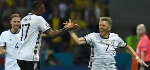Bastian Schweinsteiger (d.) celebra el segundo tanto del partido con su compa&ntilde;ero J&eacute;r&ocirc;me Boateng.