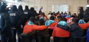 Ecuador repatr&iacute;a a 20 personas que cumpl&iacute;an sentencia en EE.UU.