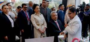 Elizabeth Castro, con discapacidad f&iacute;sica, tiene dos emprendimientos: uno llamado &ldquo;Detalles &Uacute;nicos&rdquo;, de flores y velas, y otro de terapias emocionales.