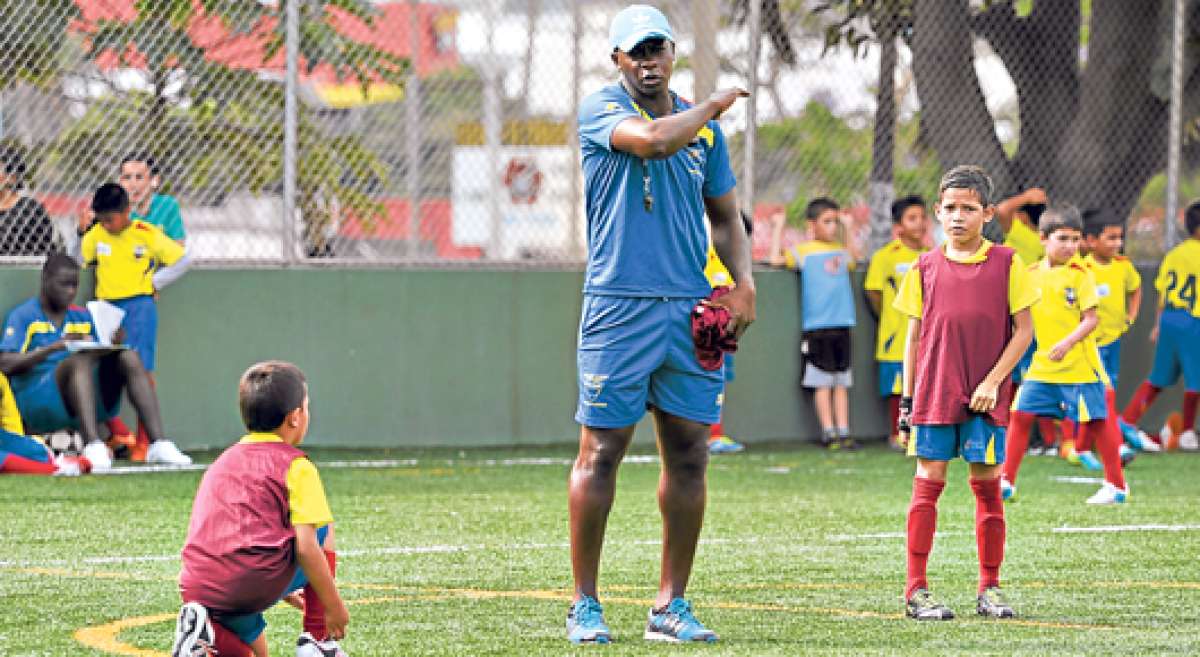 El exfutbolista y ahora entrenador Augusto Poroso da instrucciones a 2 ni&ntilde;os antes de un partido amistoso. Parte de la pr&aacute;ctica es el trabajo con el bal&oacute;n. Foto: Miguel Castro / El Tel&eacute;grafo