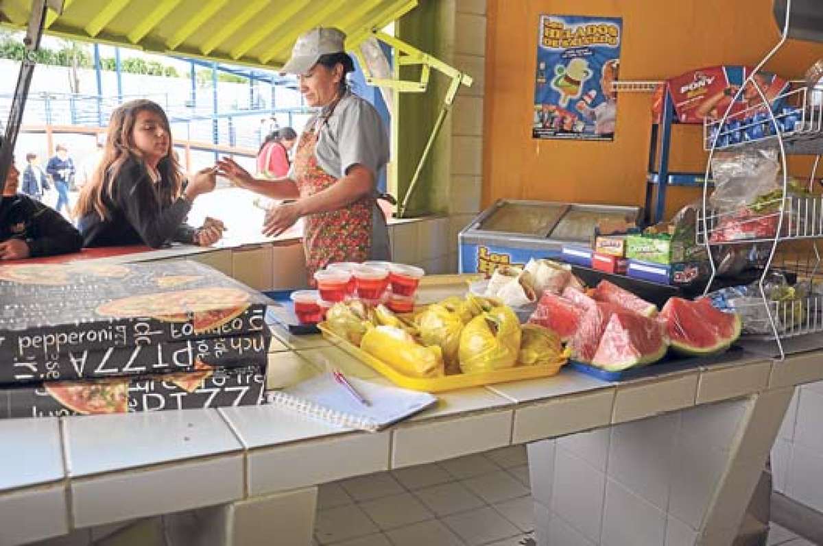 Existe la prohibici&oacute;n de que se venda comida chatarra en los bares de las instituciones educativas. Foto: Archivo/ El Tel&eacute;grafo.