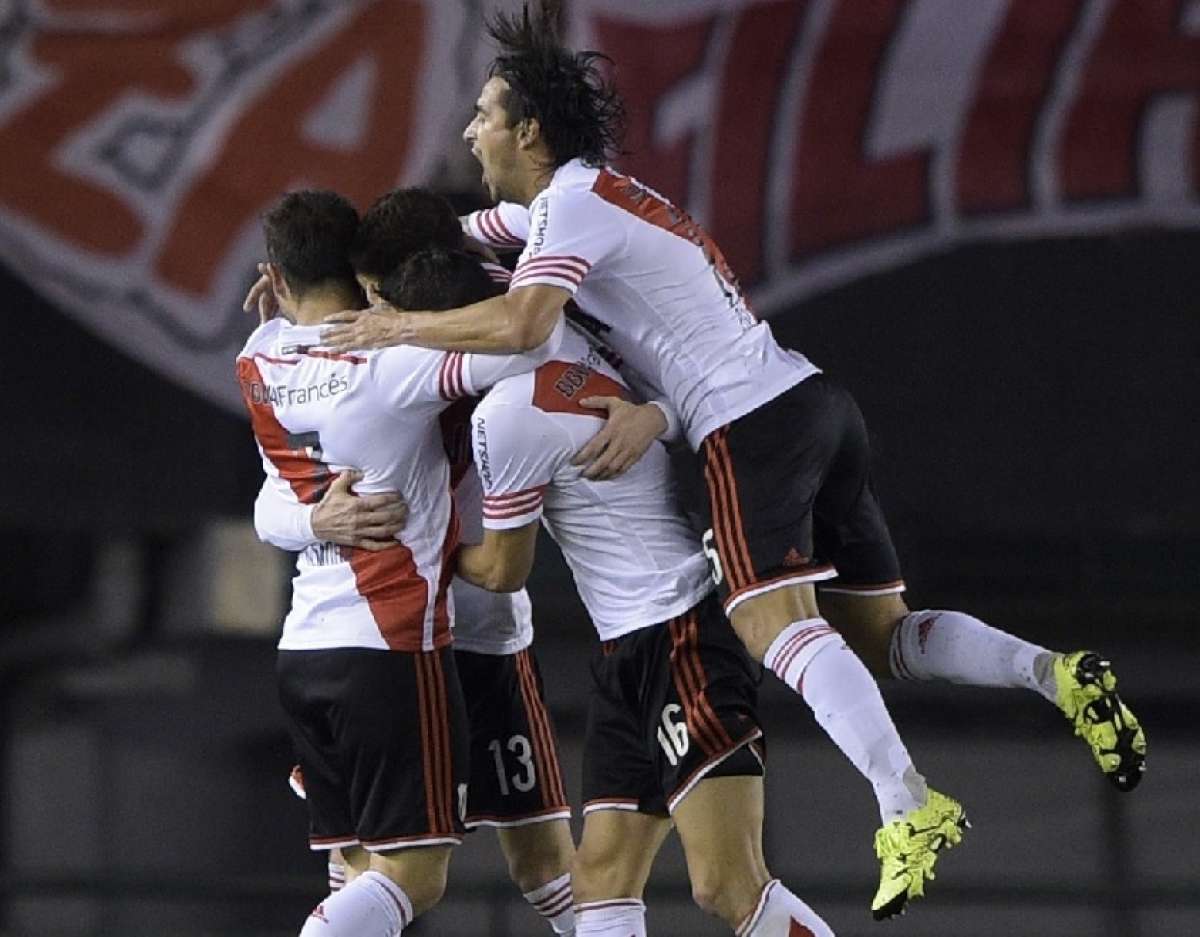 Los jugadores de River abrazan a Rodrigo Mora, tras marcar el segundo tanto ante Liga de Quito. Foto: AFP