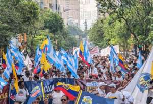 La Alianza por la Seguridad marchó por Guayaquil para apoyar a las preguntas de la Consulta Popular. 