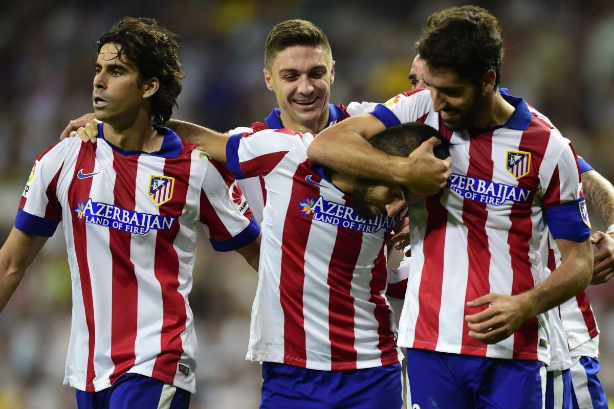 Tiago (i.), Antoine Griezmann (atr&aacute;s), Ra&uacute;l Garc&iacute;a (d.) felicitan a Arda Tur&aacute;n (c.), autor del segundo gol del Atl&eacute;tico. Foto: AFP