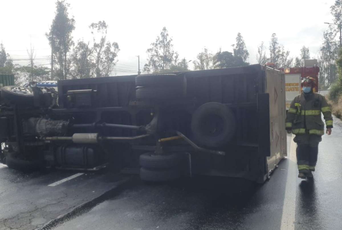 Habilitadas las vías tras accidente en la av. Simón Bolívar en Quito
