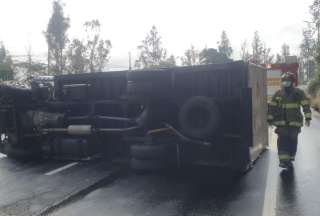 Habilitadas las vías tras accidente en la av. Simón Bolívar en Quito