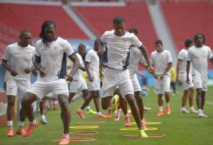 El delantero Felipe Caicedo (izq.) y el zaguero Frickson Erazo  (centro) lideraron la pr&aacute;ctica ecuatoriana ayer en el Estadio Nacional de Brasilia. Foto: EFE.
