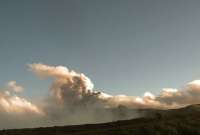 Volcán Cotopaxi emanó una nube de vapor y bajo contenido de ceniza