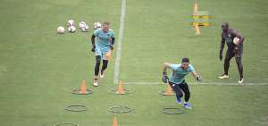 Los arqueros Javier Burrai (i) y V&iacute;ctor Mendoza realizan trabajos espec&iacute;ficos en la cancha alterna al estadio Monumental, antes del duelo copero.