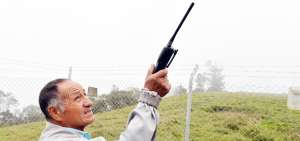 En Ba&ntilde;os de Agua Santa los vig&iacute;as del volc&aacute;n cuentan con radios para informar no solo del volc&aacute;n, sino tambi&eacute;n de los eventos tur&iacute;sticos.