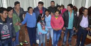 La familia de 14 miembros intercambiaron abrazos. Foto: Carlos Jim&eacute;nez/El Tel&eacute;grafo 