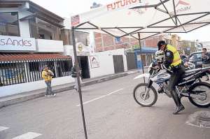 La presencia policial se hace notar en las calles, pero no es suficiente para evitar delitos. Foto: Janeth Osorio.