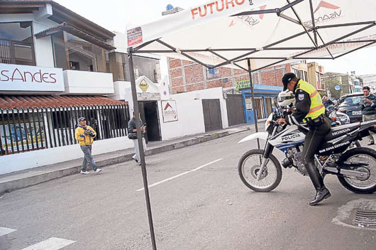 La presencia policial se hace notar en las calles, pero no es suficiente para evitar delitos. Foto: Janeth Osorio.