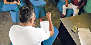 Las audiencias fueron realizadas dentro de aulas de la escuela V&iacute;ctor Emilio Estrada, en la isla Pun&aacute;. Foto: Miguel Castro / El Tel&eacute;grafo