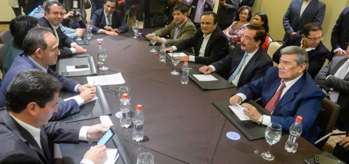 Representantes de las organizaciones pol&iacute;ticas de la denominada Unidad se reunieron ayer en un hotel de Quito.