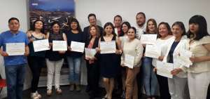 Grupo de migrantes ecuatorianos que se gradu&oacute; en mayo pasado del curso de Inform&aacute;tica B&aacute;sica de Escuela del Migrante. Alumnos recibieron un certificado entregado por el Emb. Rold&aacute;n.
