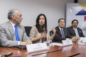 La ministra Nathalie Cely junto a los representantes de las empresas inversoras presentaron los contratos. Foto: Daniel Molineros/ EL TEL&Eacute;GRAFO.
