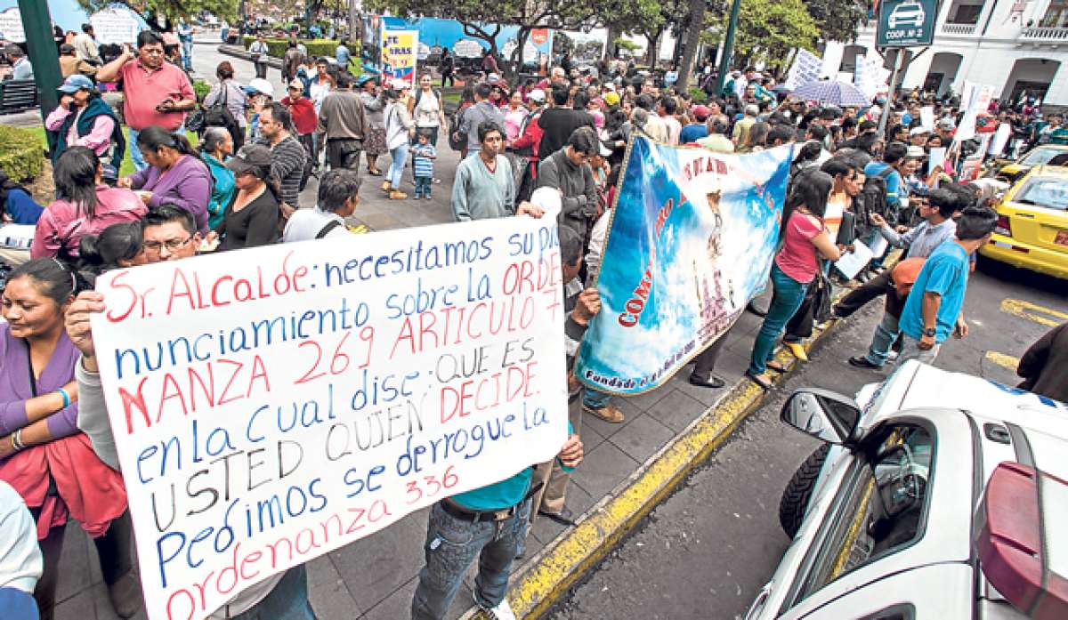 Cerca de 200 personas se congregaron ayer frente al Cabildo de Quito para pedir que avancen los procesos de regularizaci&oacute;n en varias zonas. Foto: Marco Salgado/El Tel&eacute;grafo