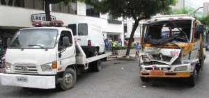 La gr&uacute;a robada (derecha) choc&oacute; contra un cami&oacute;n y este fue empujado contra una camioneta blanca (en la plataforma).