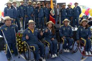 El equipo posa junto al ministro Jos&eacute; Francisco Cevallos durante el abanderamiento. Foto: Marco Salgado.