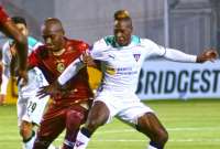 Jhojan Julio (der.) es titular en Liga de Quito. Aquí, ante Mushuc Runa. 