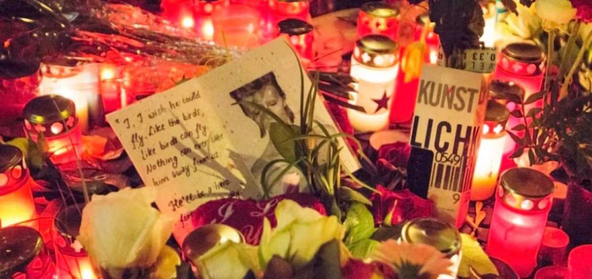 Homenaje a David Bowie en las afueras del edificio donde vivi&oacute; durante su etapa en Berl&iacute;n.