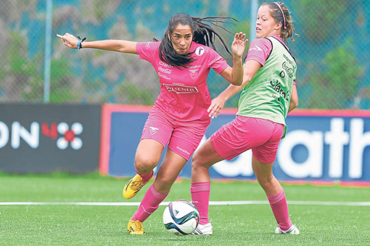 La volante &Aacute;mbar Torres (izq.) domina el bal&oacute;n ante la marca de la delantera Mariela J&aacute;come, que es una de las opciones ofensivas que maneja Vanessa Ar&aacute;uz. Foto: John Guevara / El Tel&eacute;grafo