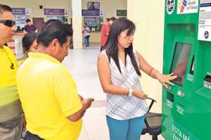 Estefan&iacute;a Ortiz es una de las personas que en la Terminal de Sumpa ense&ntilde;ar&aacute; a usar la tarjeta. Foto: Tom&aacute;s Marcillo / El Tel&eacute;grafo