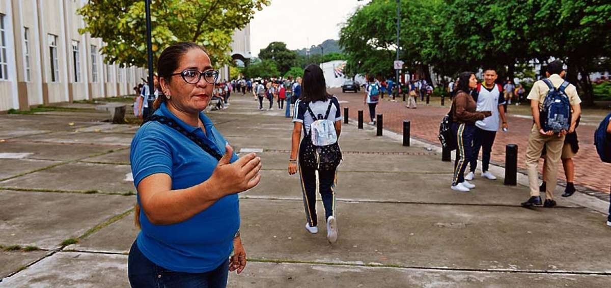 Veintid&oacute;s padres de familia controlan a diario a los estudiantes de la Unidad Educativa Vicente Rocafuerte.