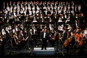 El director de la Sinf&oacute;nica de Teher&aacute;n, Ali Rahbari (c), se opuso a tocar el himno de Ir&aacute;n sin la presencia de las mujeres en su orquesta. Foto: AFP