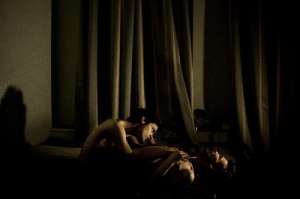 La fotograf&iacute;a inmortaliza a Jon y a Alex en una habitaci&oacute;n de San Petersburgo.