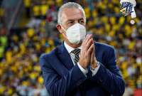 Gustavo Alfaro agradece a la afición en el estadio Monumental, tras el empate con Argentina