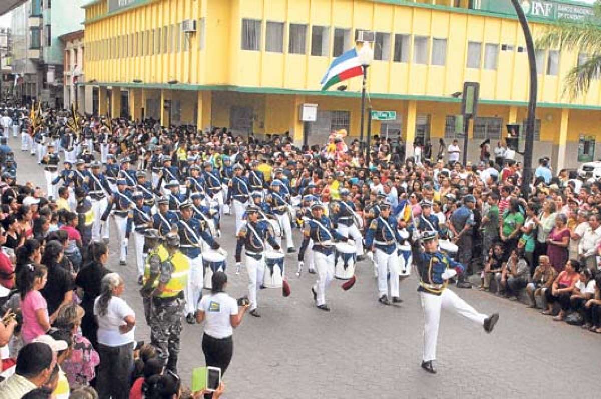 Los ciudadanos salieron ayer para observar el paso de los j&oacute;venes de los diferentes colegios de la urbe. Foto: Fabricio Cruz.